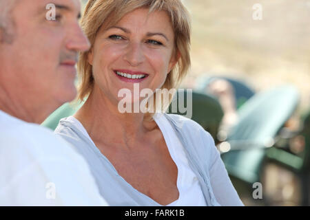 Couple à l'extérieur Banque D'Images