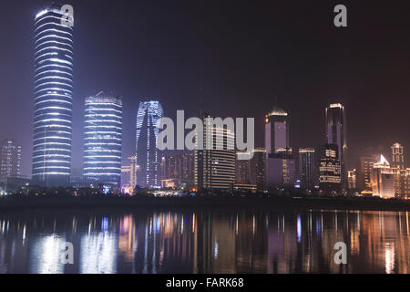 Nanchang, Chine - 3 janvier 2015 : Nanchang skyline at night vu depuis le côté est de la ville. Nanchang est la capitale de Banque D'Images