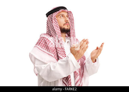 Jeune arabe avec un voile rouge à carreaux à prier Dieu et à la recherche jusqu'isolé sur fond blanc Banque D'Images