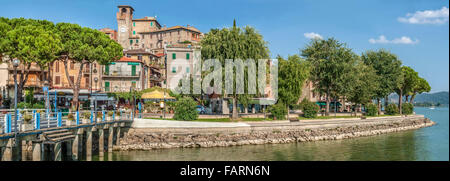 Bord de lac et jetée de Passignano sul Trasimeno, Ombrie, Italie Banque D'Images