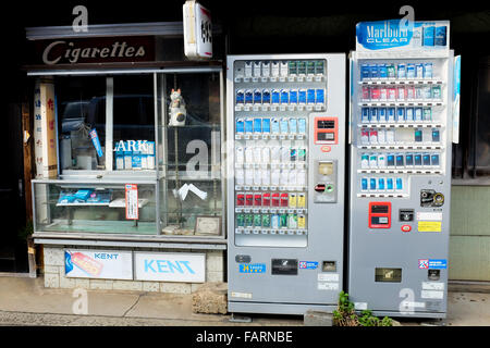 Deux machines à cigarettes et un petit stand qui vendent du tabac au Japon. Banque D'Images