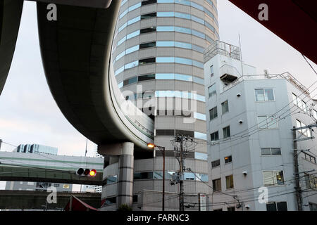Une route passant par un immeuble de bureaux, à Osaka au Japon. Banque D'Images