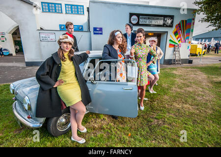 Le Goodwood Revival est un festival de trois jours qui se tient chaque septembre, le circuit de Goodwood pour voitures classiques et les costumes. Les femelles en période de 1960 dress Banque D'Images