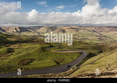 La route vers le village de coiffure stand à partir d'une position sur le trottoir jusqu'à Mam Tor Banque D'Images