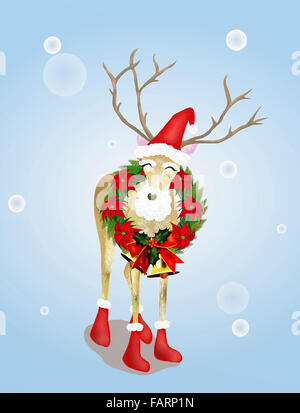 Cute Deer, Wearing Santa Hat et décorées avec des bas de Noël couronne de Noël à l'extérieur dans la neige. Banque D'Images