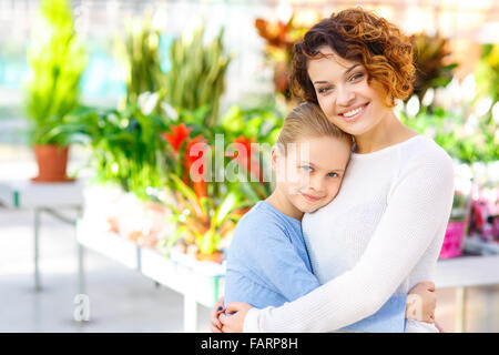 Maman serrant sa fille. Banque D'Images