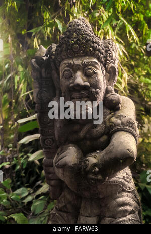 Dvarapala statue à maison d'habitation à Banten, Indonésie. Banque D'Images