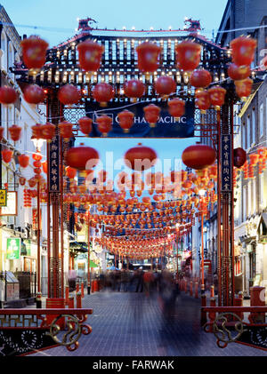 CHINATOWN, Gerrard Street, Londres. Vue générale de la ville au crépuscule montrant des lampions rouges et la passerelle d'entrée. Banque D'Images