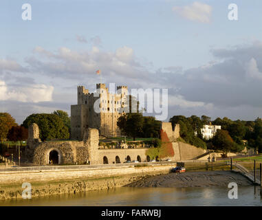 Château de Rochester, Kent. Château de l'autre côté de la rivière Medway. Banque D'Images