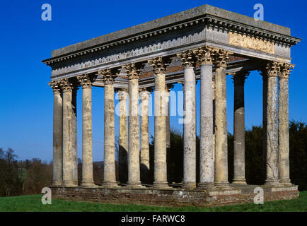 AUDLEY END HOUSE AND GARDENS, Essex. Vue sur le Temple de la Concorde construit en 1790. Neoclassique Banque D'Images