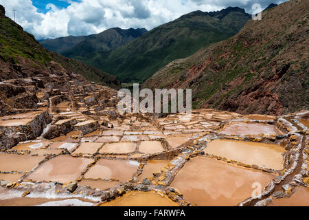 Voir les mines de sel de Maras, près du village de Maras, Vallée Sacrée, Pérou Banque D'Images