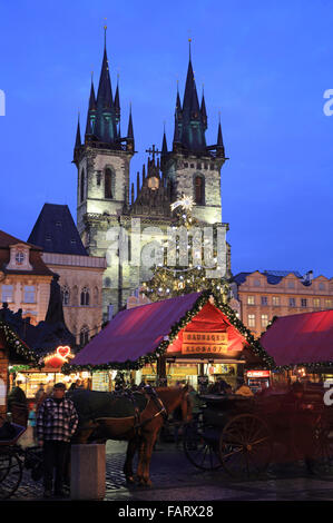 La belle, festive, marché de Noël, sur la place de la vieille ville, à Prague, République Tchèque, Europe Banque D'Images