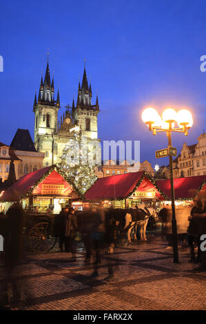 La belle, festive, marché de Noël, sur la place de la vieille ville, à Prague, République Tchèque, Europe Banque D'Images