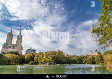 Le lac de Central Park avec une vue sur l'Upper West Side de Manhattan y compris le San Remo Apartments (1929-1930) par Emery Banque D'Images