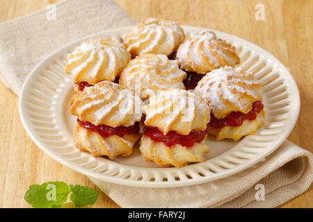 Sandwich Spritz cookies avec de la confiture le remplissage Banque D'Images