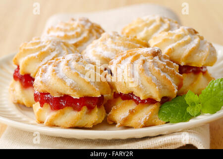Sandwich Spritz cookies avec de la confiture le remplissage Banque D'Images