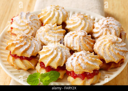 Sandwich Spritz cookies avec de la confiture le remplissage Banque D'Images