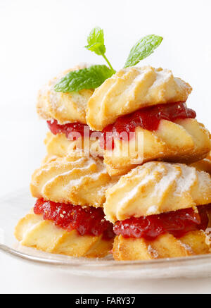 Sandwich Spritz cookies avec de la confiture le remplissage Banque D'Images