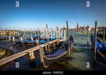 Une rangée de gondoles sur l'eau à Venise Italie Banque D'Images