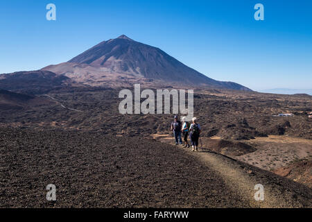 Balade à travers le paysage volcanique dans le Las Canadas del Teide parc national à Tenerife, Îles Canaries, Espagne. Banque D'Images