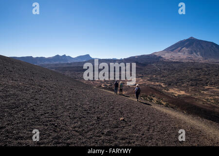 Balade à travers le paysage volcanique dans le Las Canadas del Teide parc national à Tenerife, Îles Canaries, Espagne. Banque D'Images