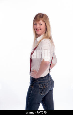 Smiling blond woman wearing les accolades et les blue-jeans Banque D'Images