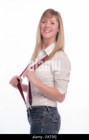 Smiling blond woman wearing les accolades et les blue-jeans Banque D'Images