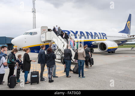 Les passagers des avions Ryanair conseil sur tarmac de l'aéroport d'Aarhus, Danemark, Europe. Banque D'Images