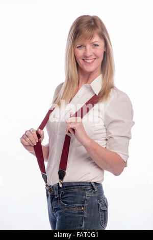 Smiling blond woman wearing les accolades et les blue-jeans Banque D'Images