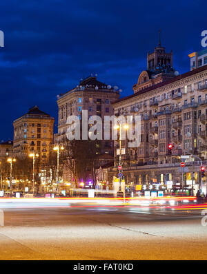 Le trafic sur la rue Kreschatik - rue centre de Kiev, capitale de l'Ukraine Banque D'Images