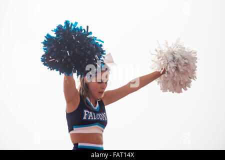 Cheerleaders applaudir les racers sur à Bournemouth Festival Marathon en Octobre Banque D'Images