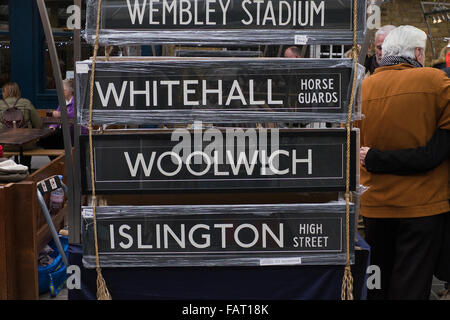 Les plaques de rue à vendre à Greenwih Market à Londres Banque D'Images