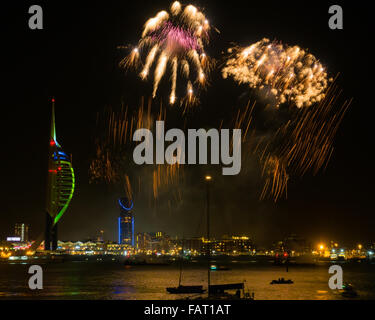 Image de la tour Spinnaker à GUNWHARF QUAYS, Portsmouth, Royaume-Uni pendant la nuit d'artifice fête. Banque D'Images