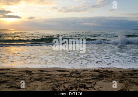 Mer Plage lever soleil radieux à Kiten, Bulgarie Banque D'Images