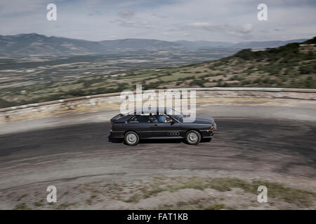 2002 Audi coupé de la conduite sur les routes de montagne dans les Alpes Françaises Banque D'Images