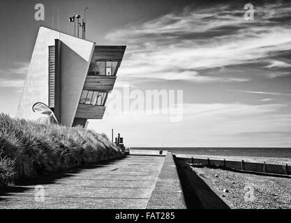 La tour penchée sous un ciel dramatique sur la promenade Rossall Banque D'Images