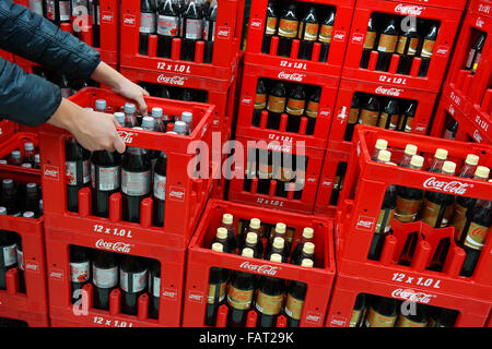 Pile de caisses de Coca-Cola dans un hypermarché Kaufland Banque D'Images