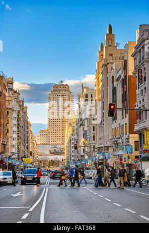 Les piétons qui traversent à la rue Gran Via. Madrid. Espagne Banque D'Images