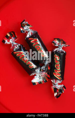 Relations sérieuses in bars taille de Mars à gauche dans le fond d'un remous de chocolats. Banque D'Images