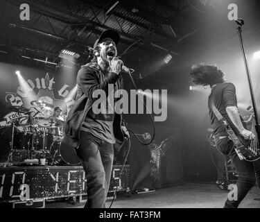 Groupe de rock américain 10 ans il se produit. En photo : le chanteur Jesse Hasek, le batteur Kyle Mayer, et le bassiste Ryan Collier. Banque D'Images