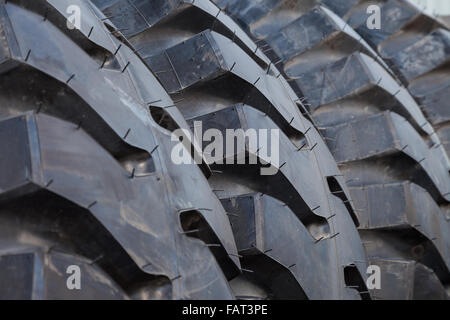 Pile de pneus de camion au point sélective d'arrière-plan Banque D'Images