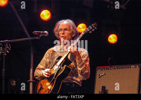 Lugano, Suisse - 8 juillet 2004 : le guitariste Steve Howe de Yes groupe au cours de l'Estival Jazz de Lugano, Suisse Banque D'Images