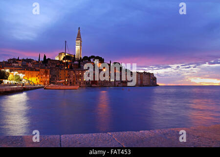 Belle ville d'Istrie, Rovinj en Croatie, au coucher du soleil. Banque D'Images