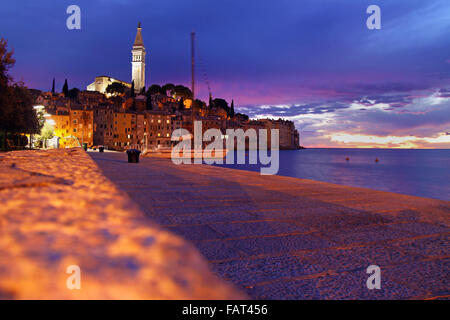 Belle ville d'Istrie, Rovinj en Croatie, au coucher du soleil. Banque D'Images