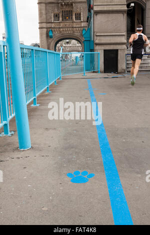 Jogger sur Tower Bridge - Londres, Royaume-Uni Banque D'Images