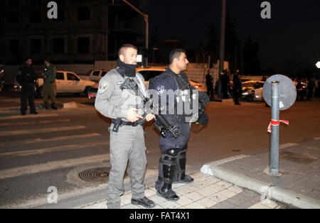 Jérusalem, Jérusalem, territoire palestinien. 4 janvier, 2016. Les forces de sécurité israéliennes montent la garde à l'emplacement d'une attaque près de Jérusalem est le service de train léger sur rail, le 4 janvier 2016, après qu'un Palestinien a tenté de poignarder les forces de sécurité, a annoncé la police. Un 15-year-old girl israélien a été légèrement blessé dans l'incident et de l'agresseur a été arrêté, la police israélienne a déclaré : Crédit Mahfouz Abu Turk/APA/Images/fil ZUMA Alamy Live News Banque D'Images