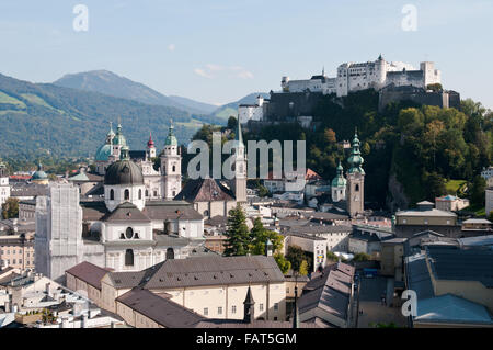 Horizon de la ville de Salzbourg en Autriche avec le château au sommet de la colline. Banque D'Images