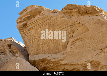 Avis de Vulture Rock à l'entrée de l'Oued Hellal, el Kab, ancienne Nekheb dans le désert de l'Égypte Banque D'Images