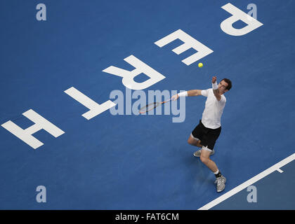 Perth, Australie. 4 janvier, 2016. ANDY MURRAY (GBR) sert la balle contre KENNY De SCHEPPER (FRA) au cours de la Men's match simple sur Jour 2 à la Hopman Cup tournoi de tennis à Perth, Australie. Credit : Theron Kirkman/ZUMA/Alamy Fil Live News Banque D'Images