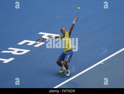 Perth, Australie. 4 janvier, 2016. ALEX DOLGOPOLOV (UKR) sert la balle contre JACK SOCK (USA) au cours de la men's singles sur Jour 2 à la Hopman Cup tournoi de tennis à Perth, Australie. Credit : Theron Kirkman/ZUMA/Alamy Fil Live News Banque D'Images